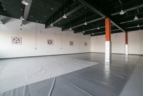 Просторный зал для занятий единоборствами