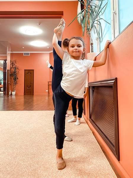 Художественная гимнастика на станции метро Площадь Мужества